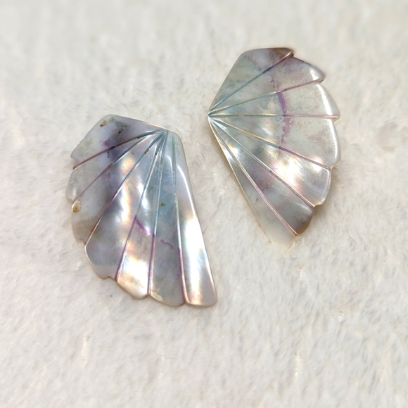 Vintage Mother Of Pearl Scalloped Edged Shell Pierced Earrings - Picture 5 of 8